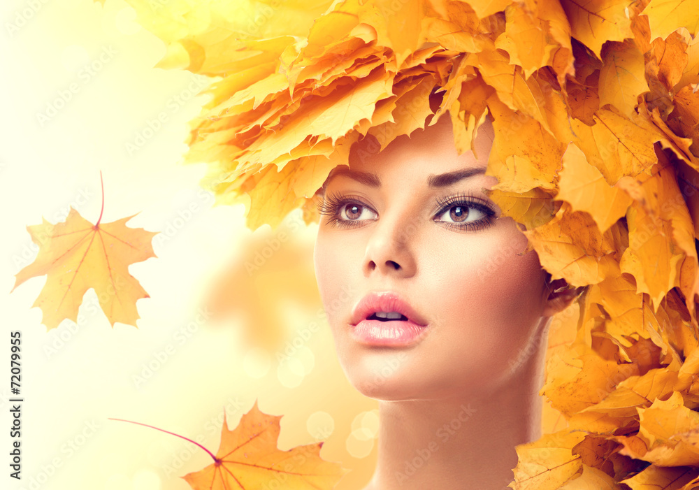 秋天的女人，黄色的叶子发型。秋天。有创意的妆容