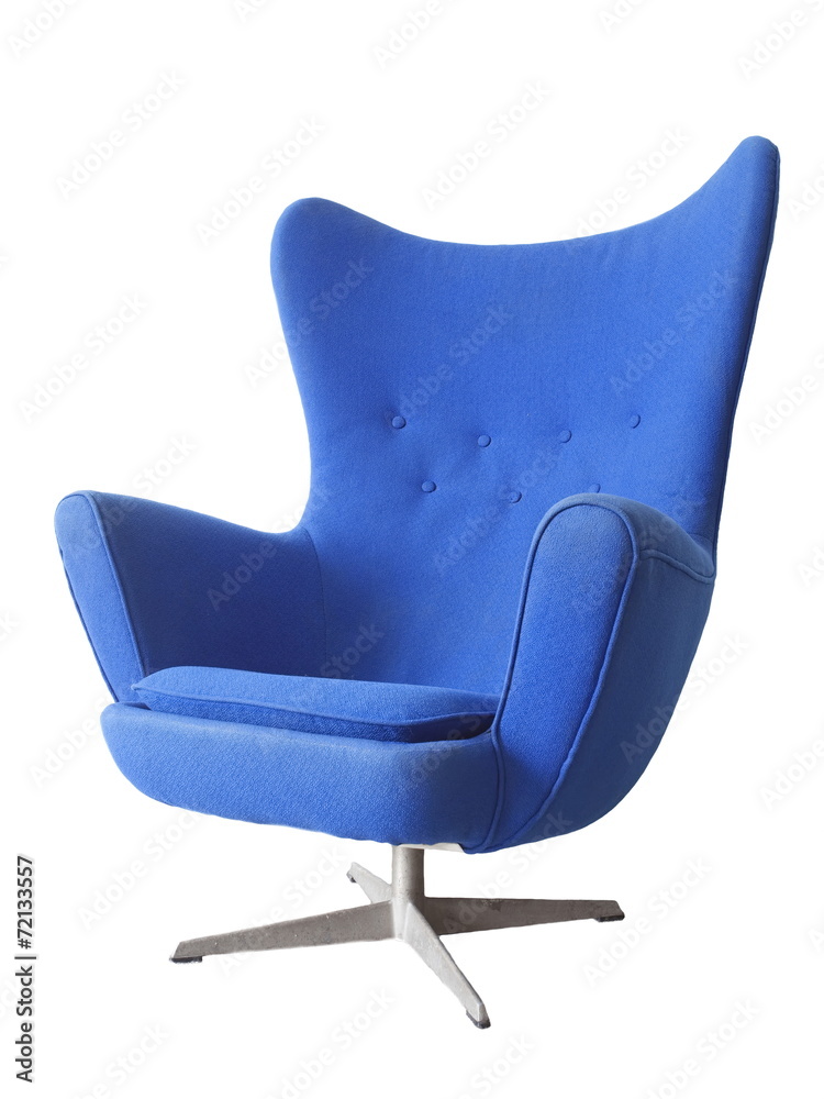 白色背景下的现代蓝色扶手椅