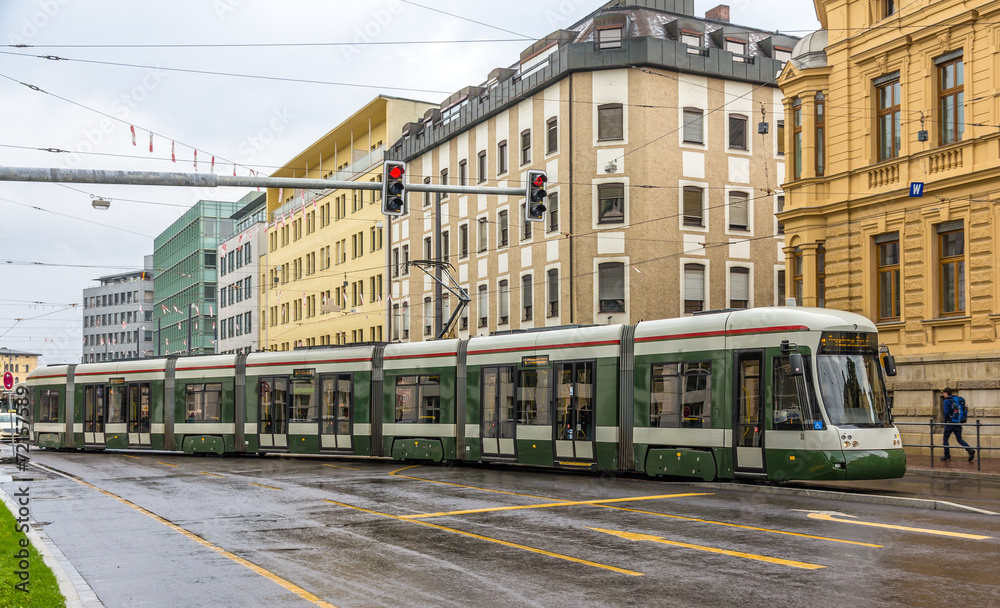 德国巴伐利亚州奥格斯堡街道上的现代有轨电车