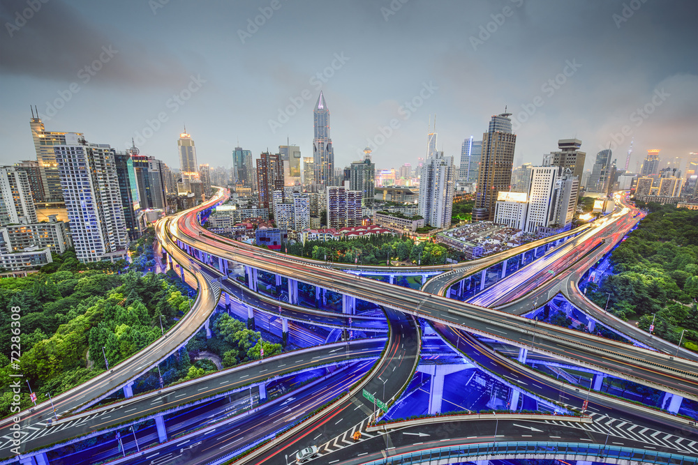 中国上海高速公路与城市景观