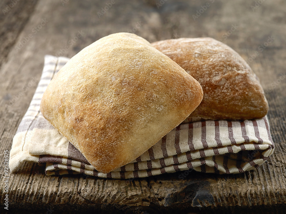 两个ciabatta面包包