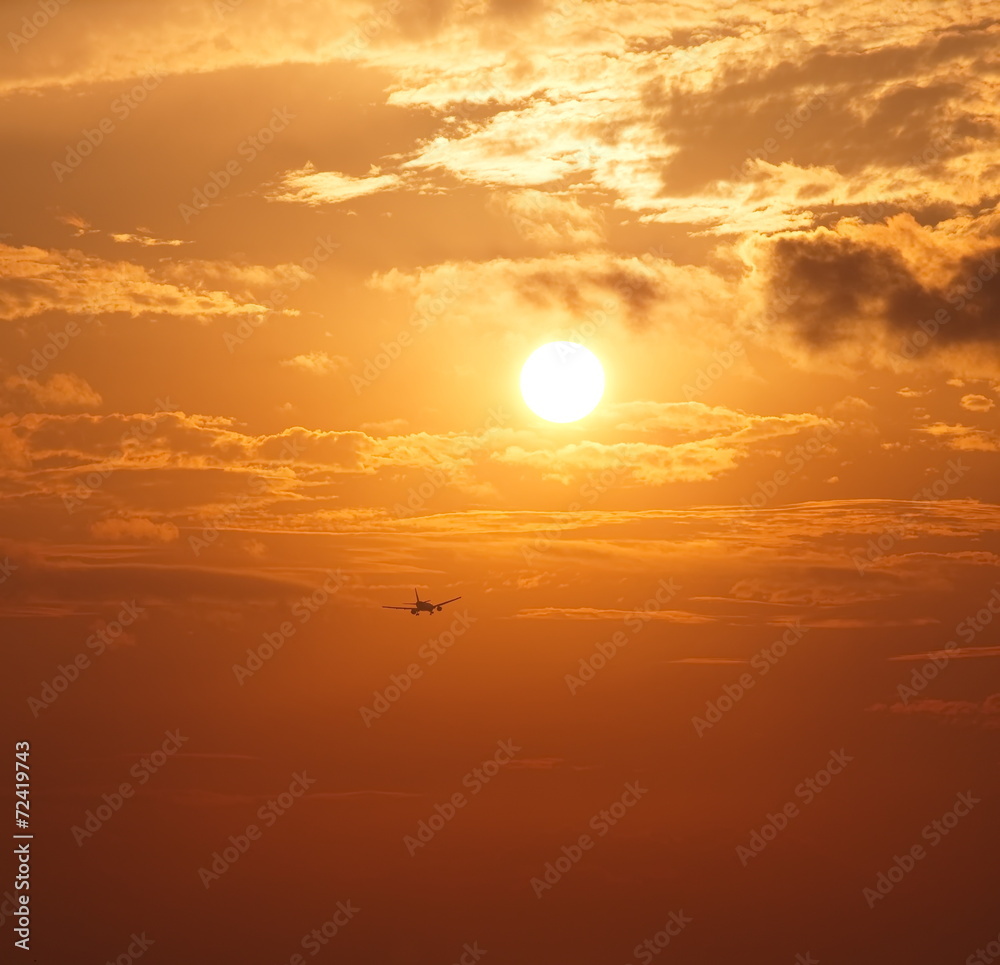 飞机着陆前的太阳和日落天空