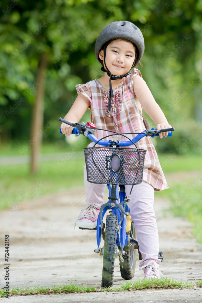 亚洲小孩骑自行车