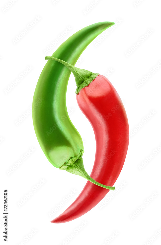 隔离辣椒。在白底上隔离阴阳成分的红辣椒和绿辣椒，