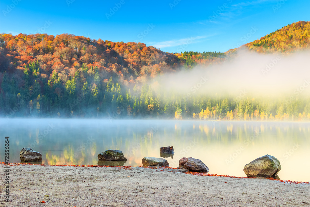 美丽的多雾秋季景观，罗马尼亚圣安娜湖