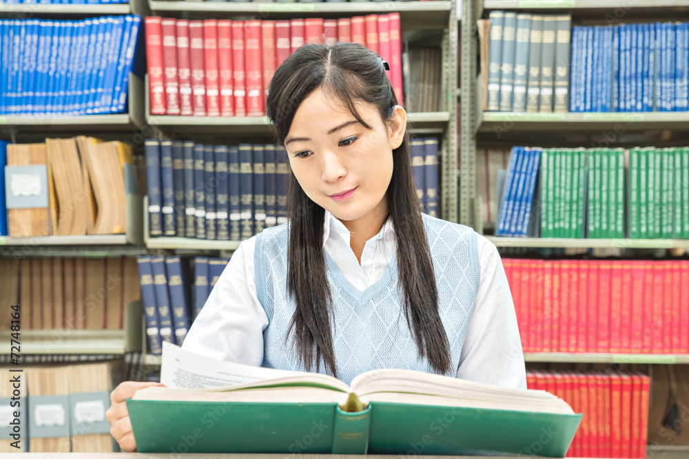 亚洲学生在大学图书馆阅读开卷书