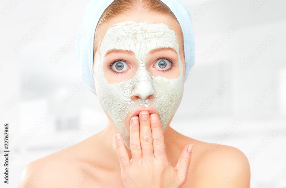 有趣的年轻女人和面部护肤面膜