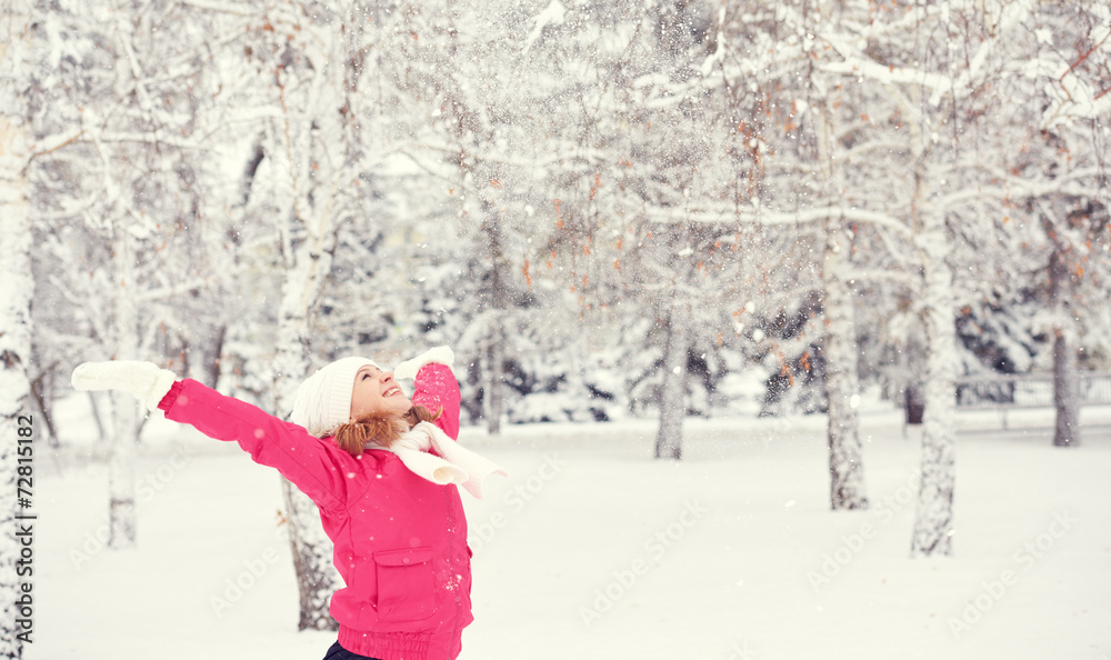 快乐的女孩享受生活，在户外的冬天扔雪