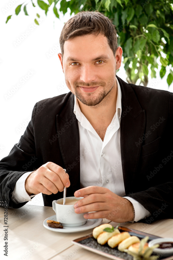 英俊男子在餐厅喝咖啡