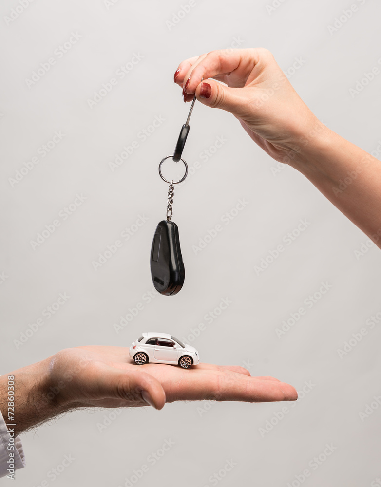 男人拿着小车，女人拿着车钥匙