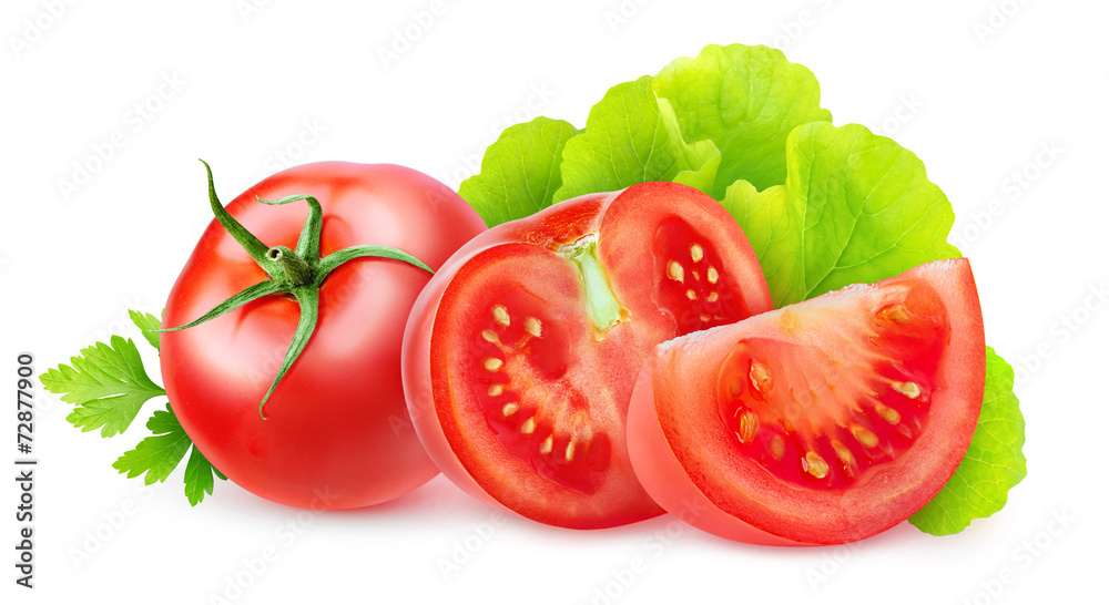隔离番茄。用生菜和欧芹叶在白色背景上切番茄，用夹子夹住p