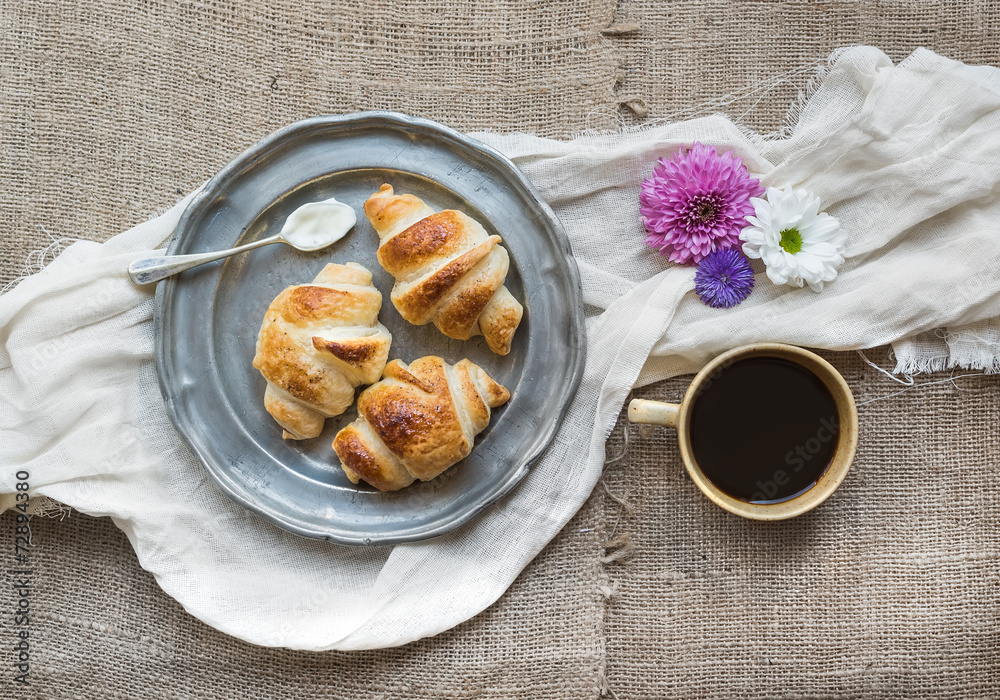 法式早餐配咖啡和羊角面包