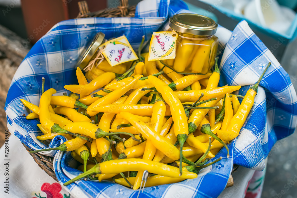 农贸市场上的新鲜花园黄辣椒