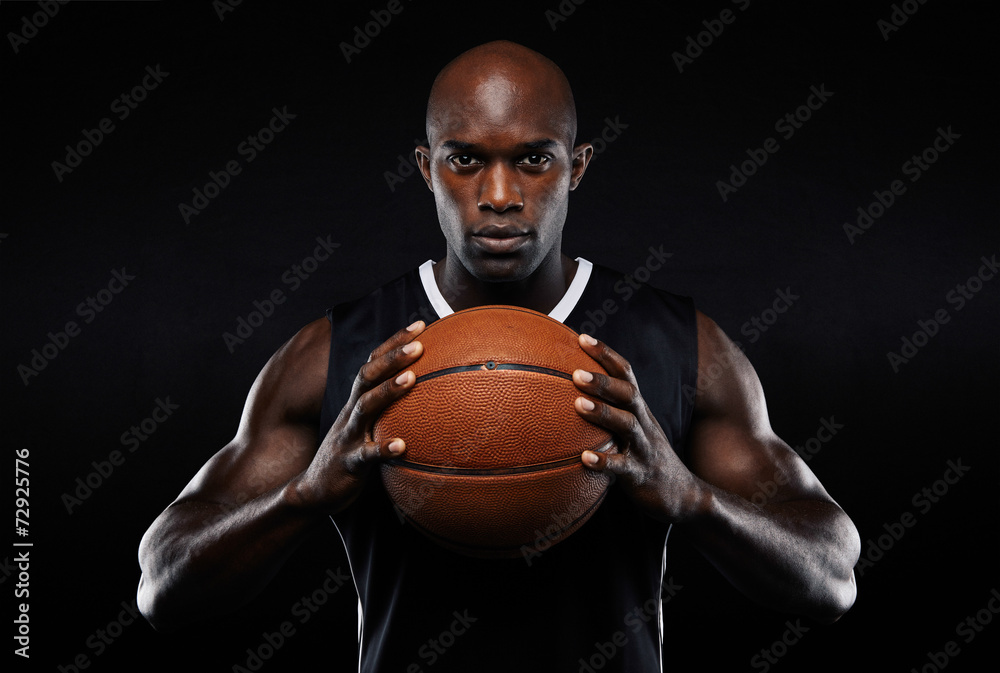 非裔美国男子篮球运动员持球