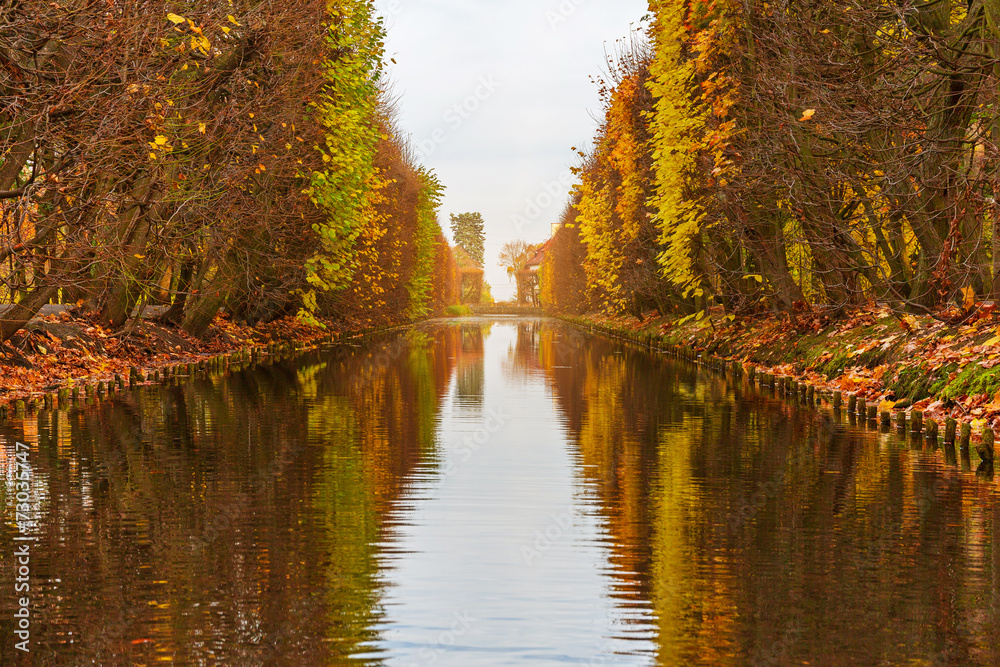波兰格但斯克秋季公园的池塘