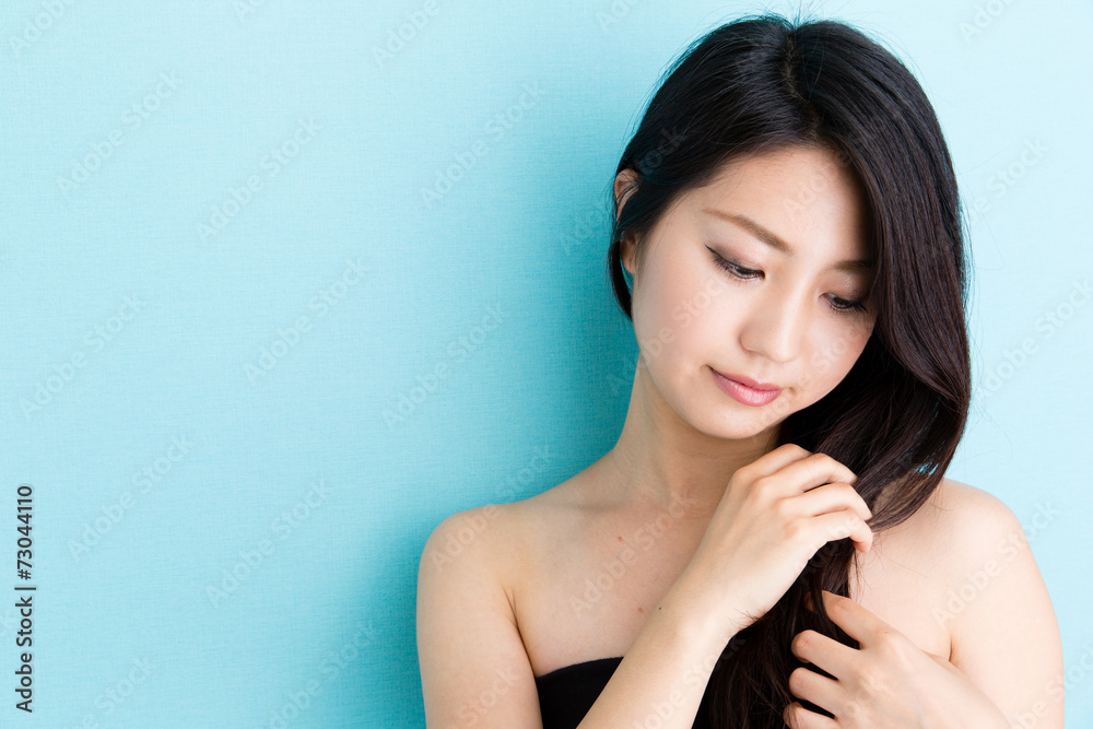 蓝色背景下迷人的亚洲女性美女形象