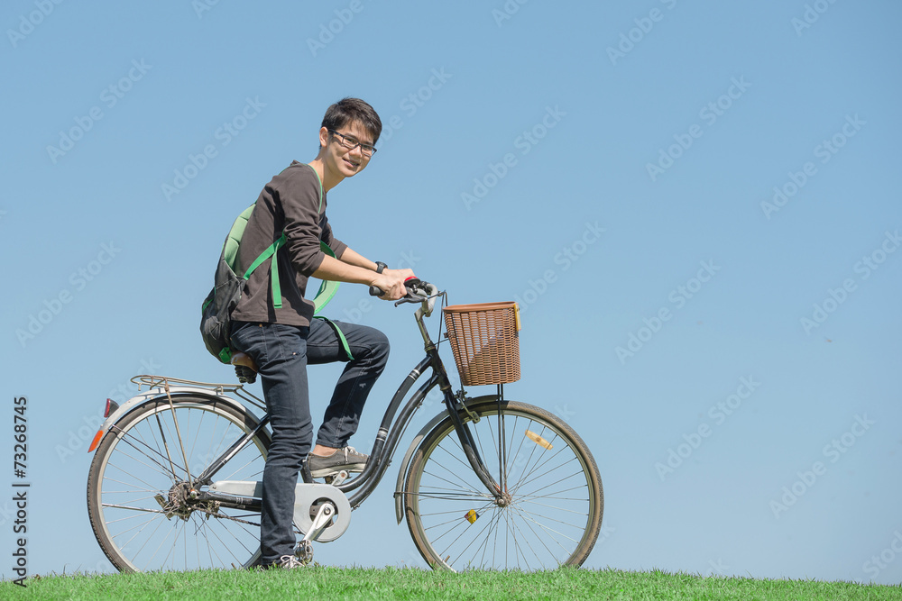 快乐的学生在公园里骑自行车