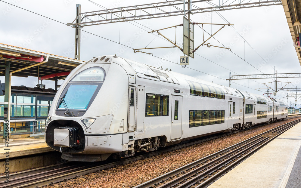 瑞典Sodertalje syd车站的现代双层列车