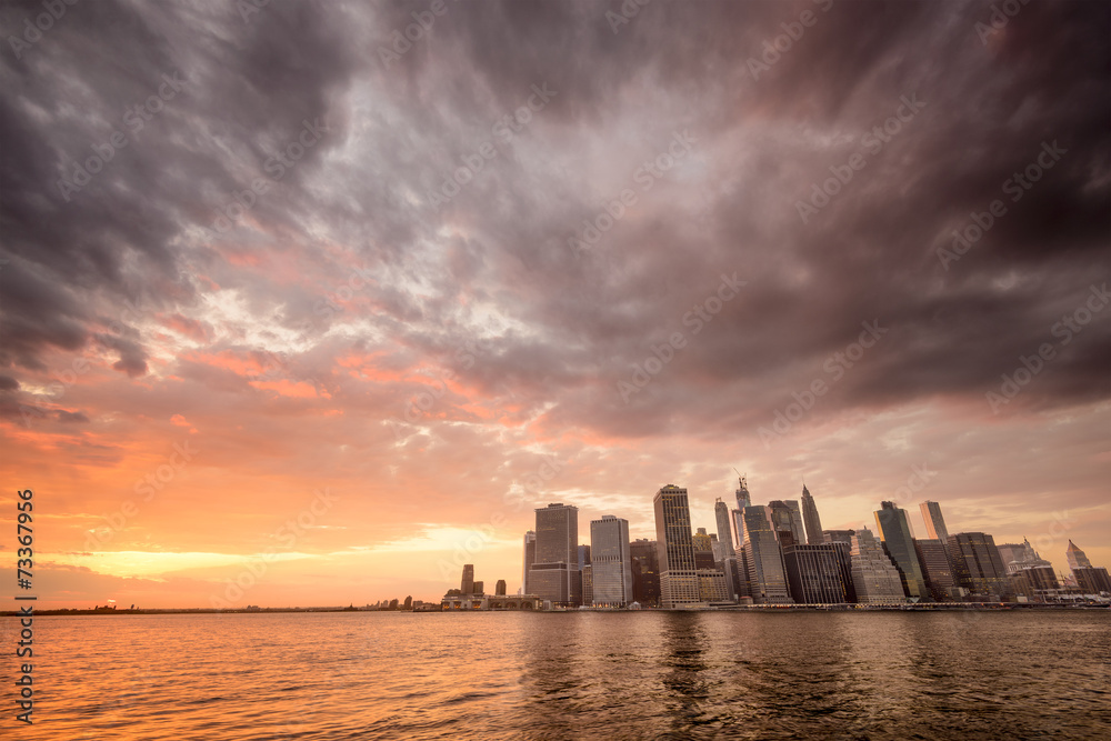 纽约市曼哈顿下城日落时的城市景观
