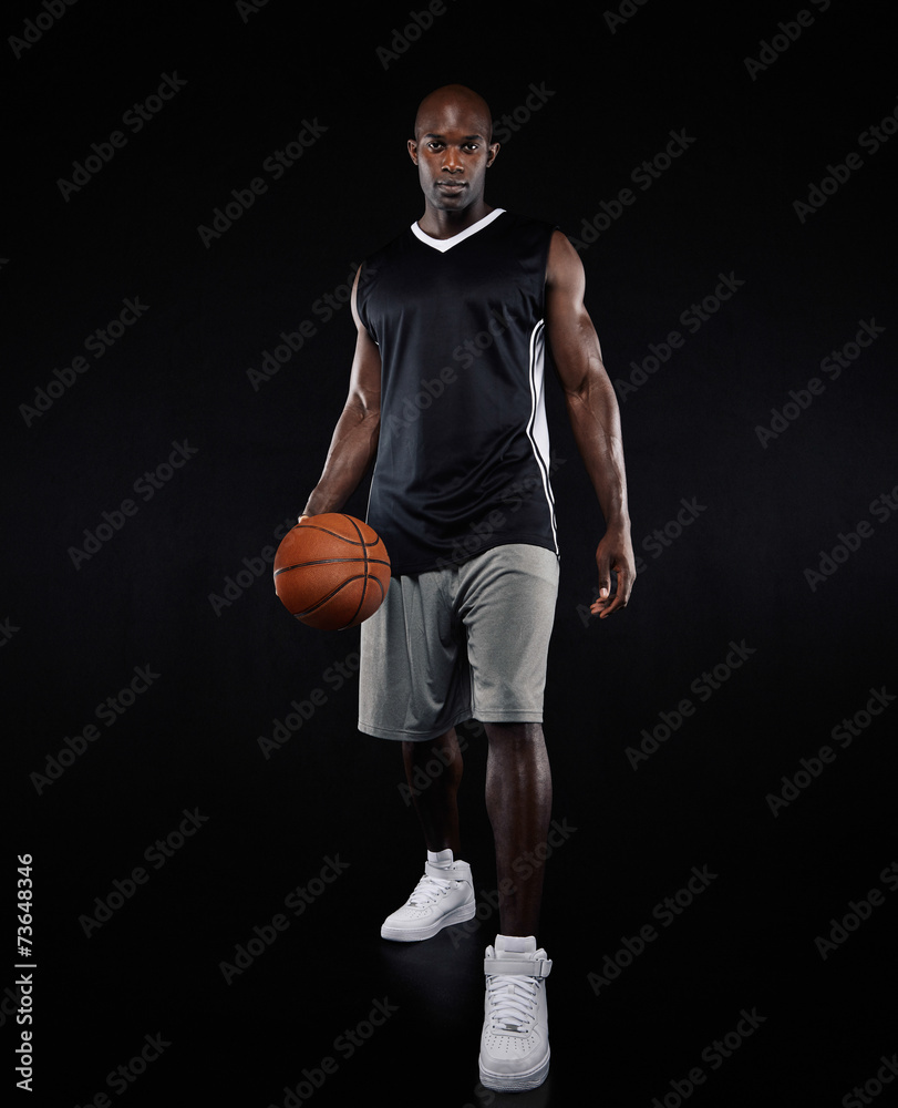 黑人背景下自信的年轻篮球运动员