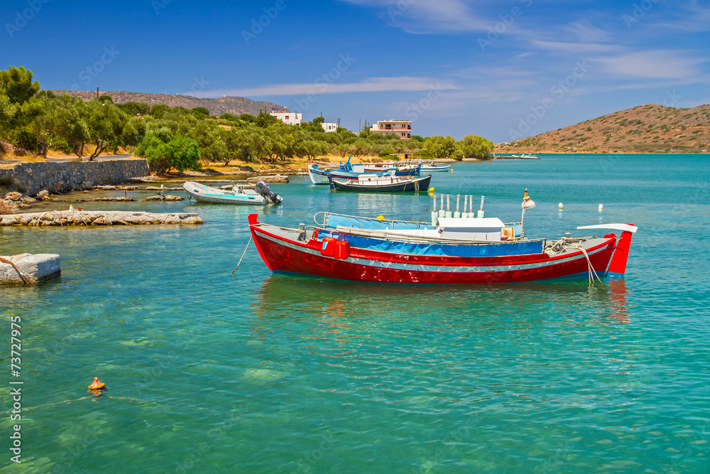 希腊克里特岛蓝色泻湖上的渔船