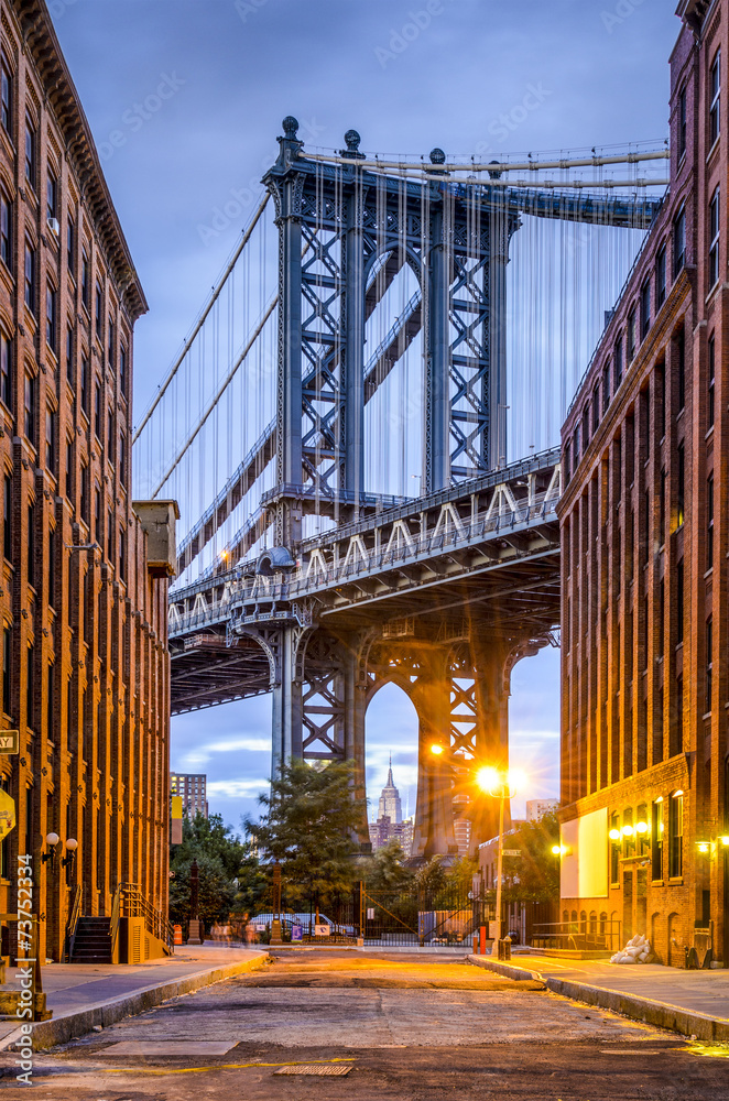 从纽约市布鲁克林区看到的曼哈顿大桥。