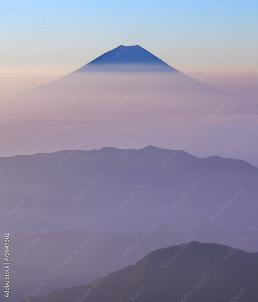 富士山顶和日出的天空
