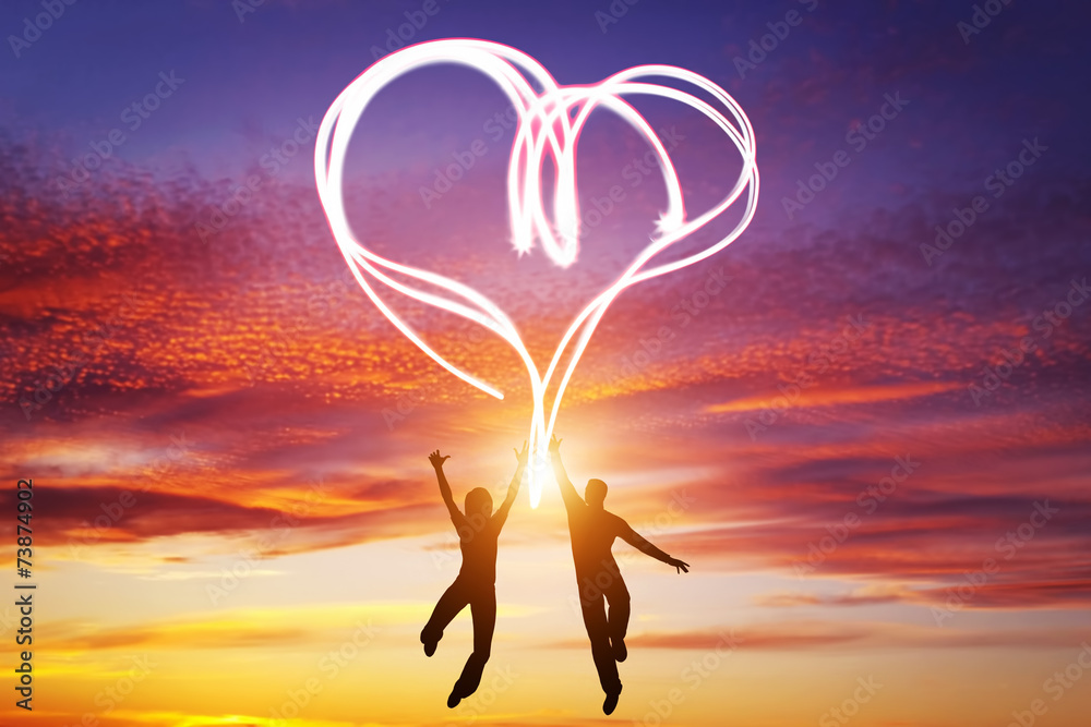 幸福的情侣在爱情中跳跃，让心灵成为光明的象征