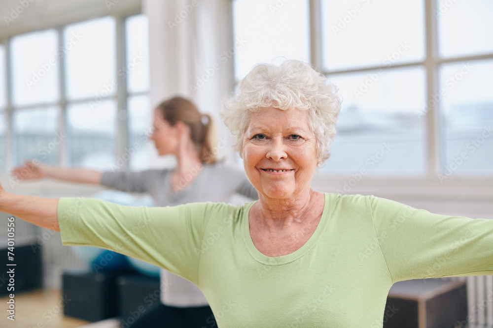 老年妇女在健身房做有氧运动