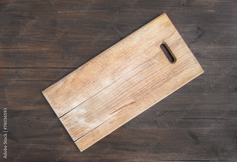 深色木桌上的质朴方形木制砧板