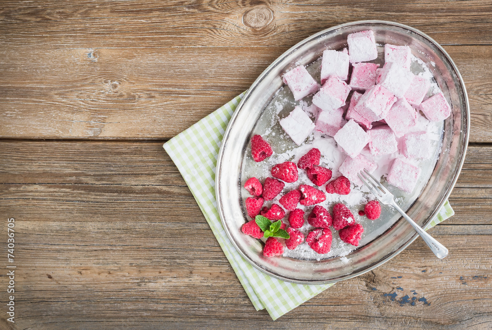 自制树莓棉花糖配新鲜树莓和糖