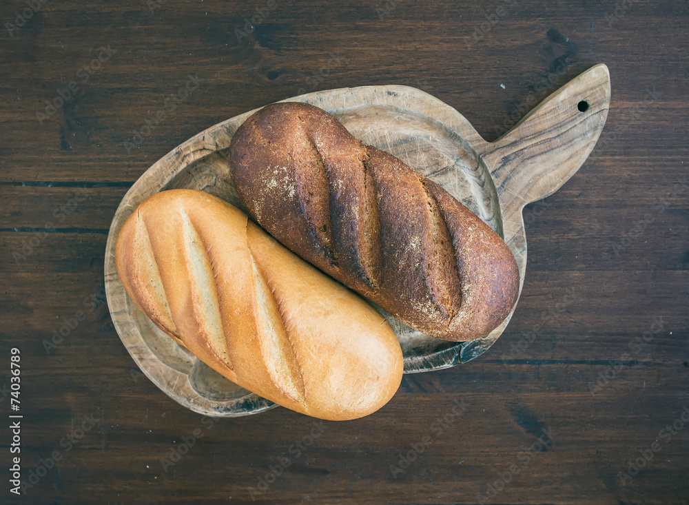 乡村木板上的白色和深色面包
