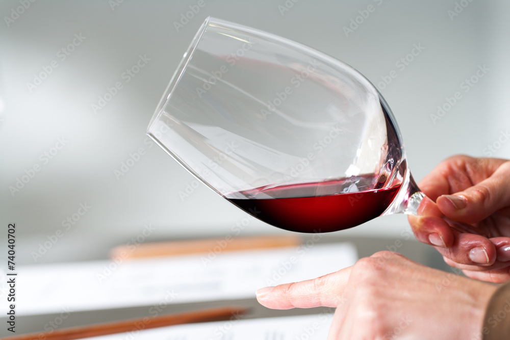 品尝时用手测试葡萄酒密度。