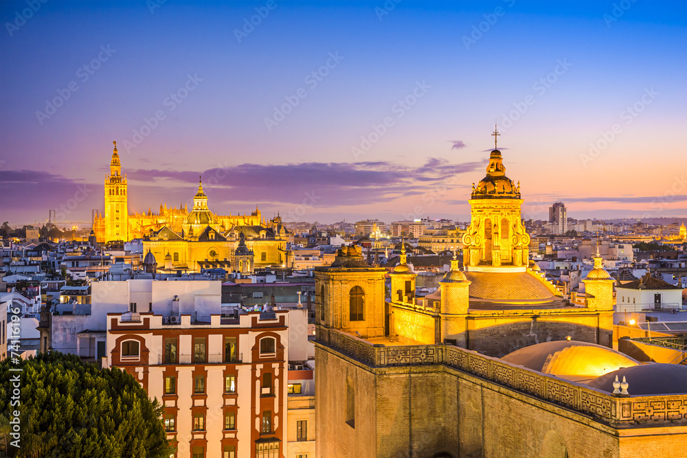 西班牙塞维利亚城市黄昏天际线