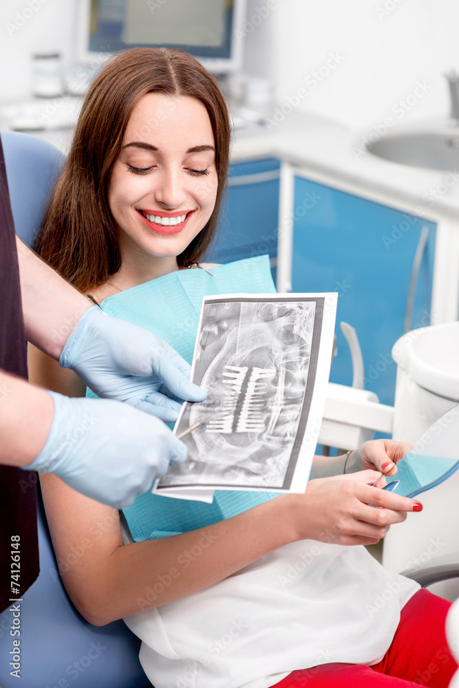 年轻女患者到牙科诊所看牙医