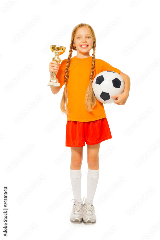 拿着足球和奖品的金发小女孩