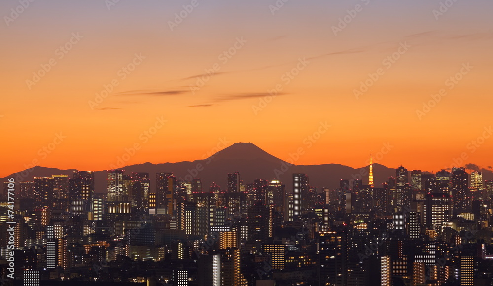 东京天空之树和富士山黄昏的东京城