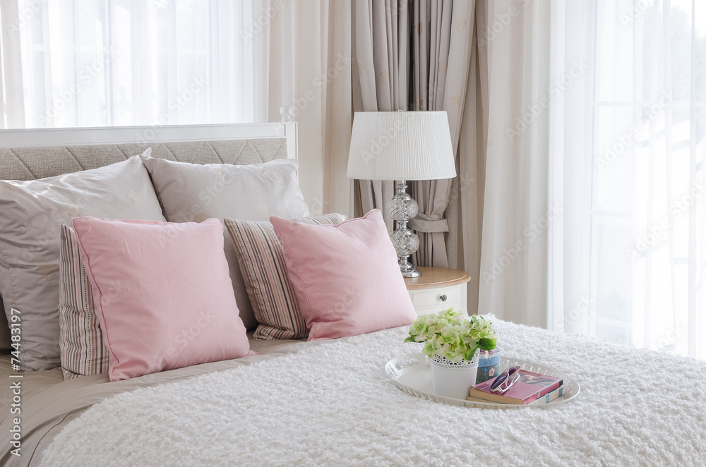 床上的粉红色枕头和花盘