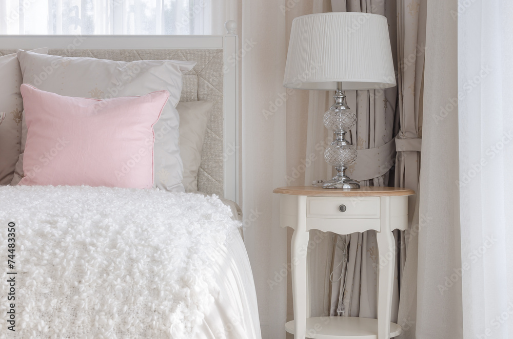 卧室白色豪华床上的粉色枕头