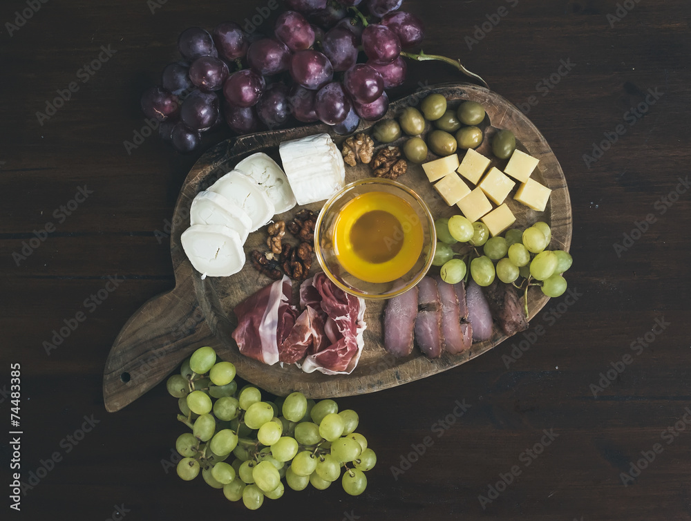 葡萄酒开胃菜套装：肉类和奶酪选择，蜂蜜，葡萄，w