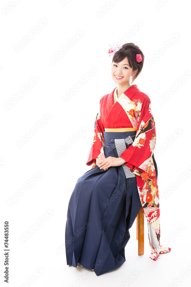 穿着白底和服的日本女人