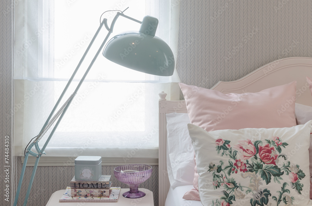 卧室床上的粉色枕头，带绿色灯