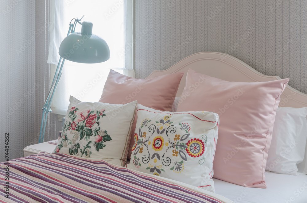 卧室床上的粉色枕头