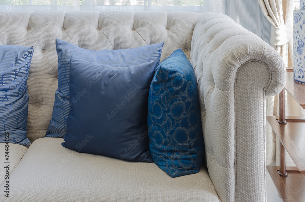 豪华客厅白色沙发上的蓝色枕头