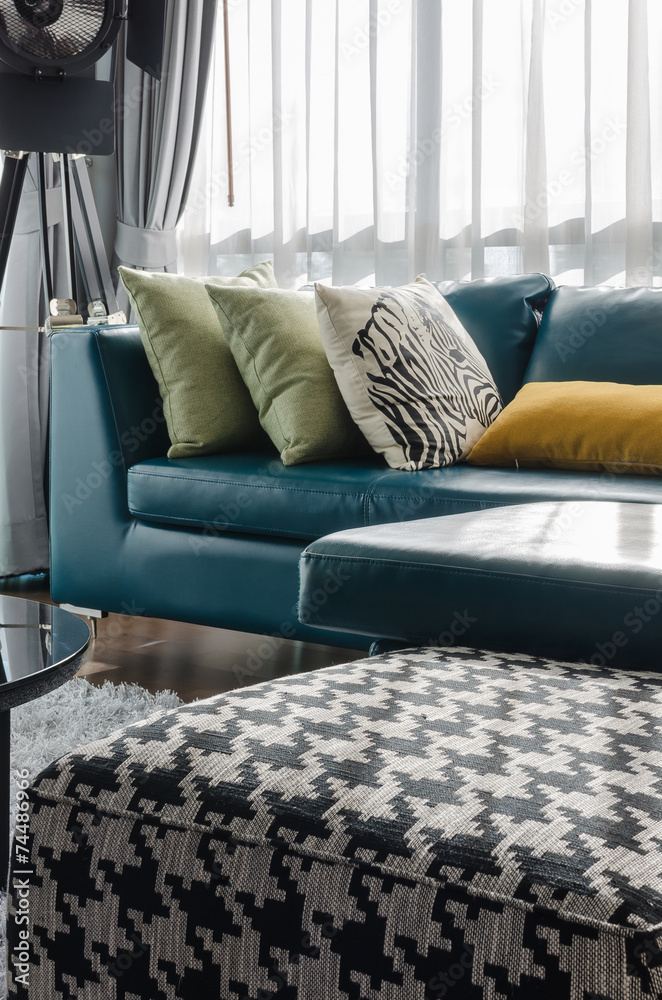 现代客厅带枕头的绿色沙发