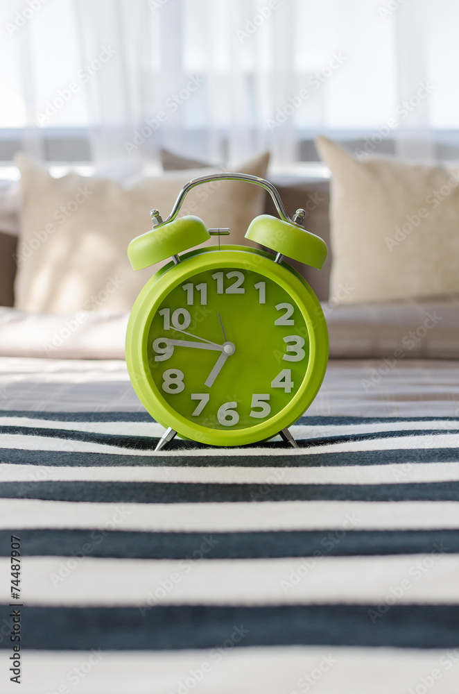 床上的绿色闹钟