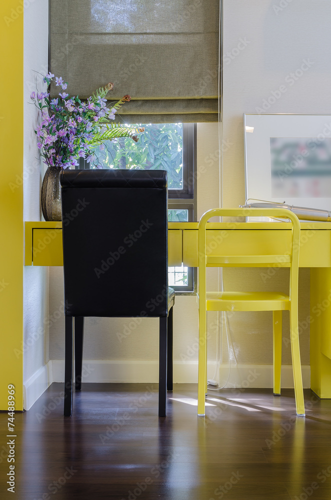 工作区的黑色和黄色椅子