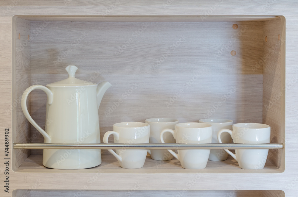 木制架子上的茶壶和杯子