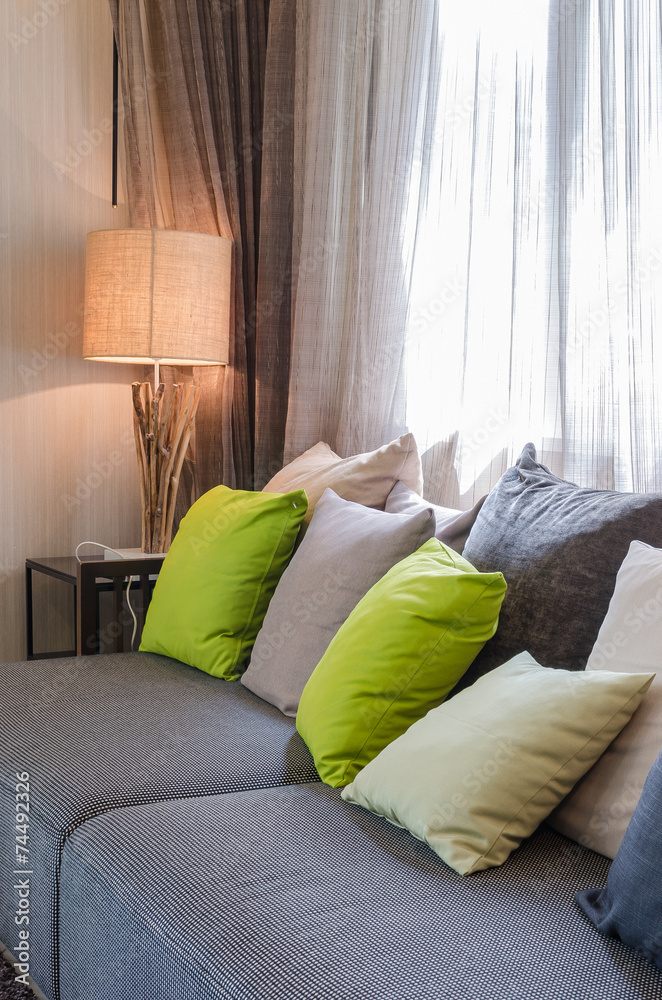 客厅里的灰色沙发配绿色枕头