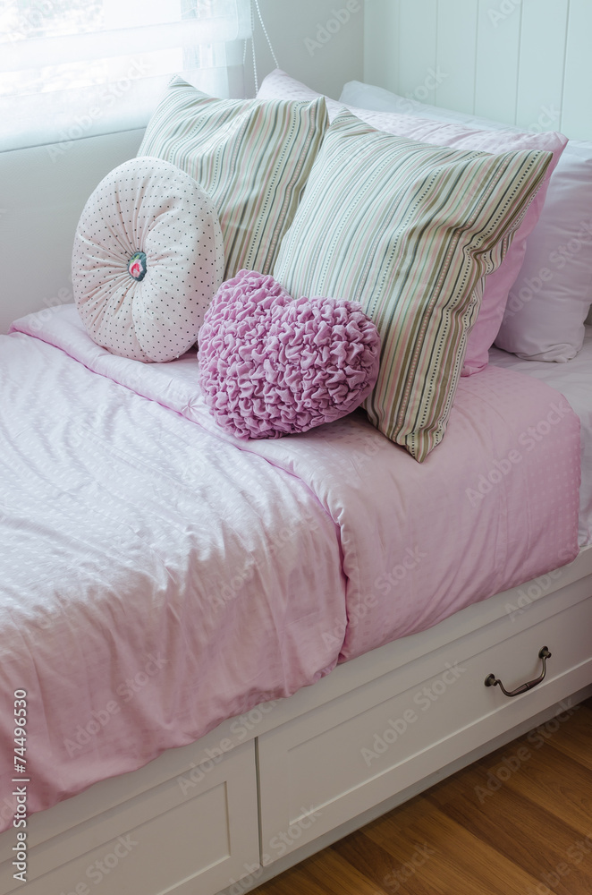 带粉色床的儿童卧室